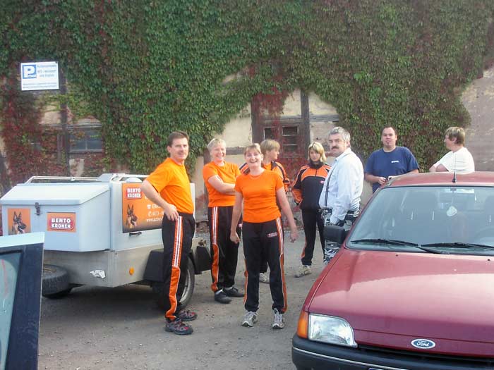 Hundeführer und Helfer treffen sich vor Beginn der Fährtenarbeit